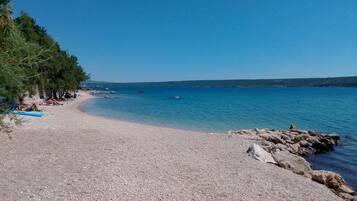 Plage, chaises longues, serviettes de plage