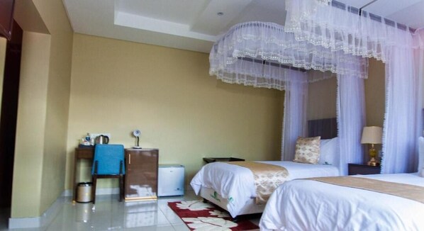 豪華雙床房 | 高級寢具、迷你吧、布置獨特、書桌