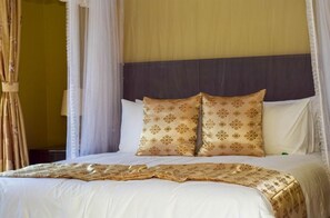 豪華雙人房 | 高級寢具、迷你吧、布置獨特、書桌