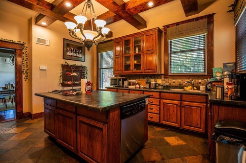 Easy Walk or Drive to Downtown 