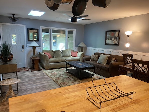 Smart TV, fireplace