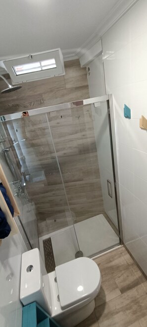 Een douche, een haardroger, handdoeken, zeep