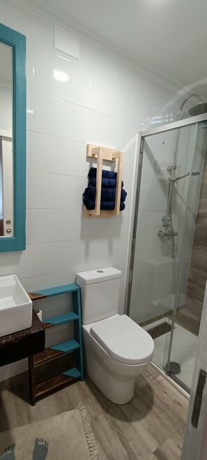 Douche, séchoir à cheveux, serviettes fournies, savon