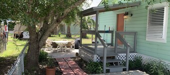 Cute "Little Rose Cottage" is walking distance to downtown Rockport