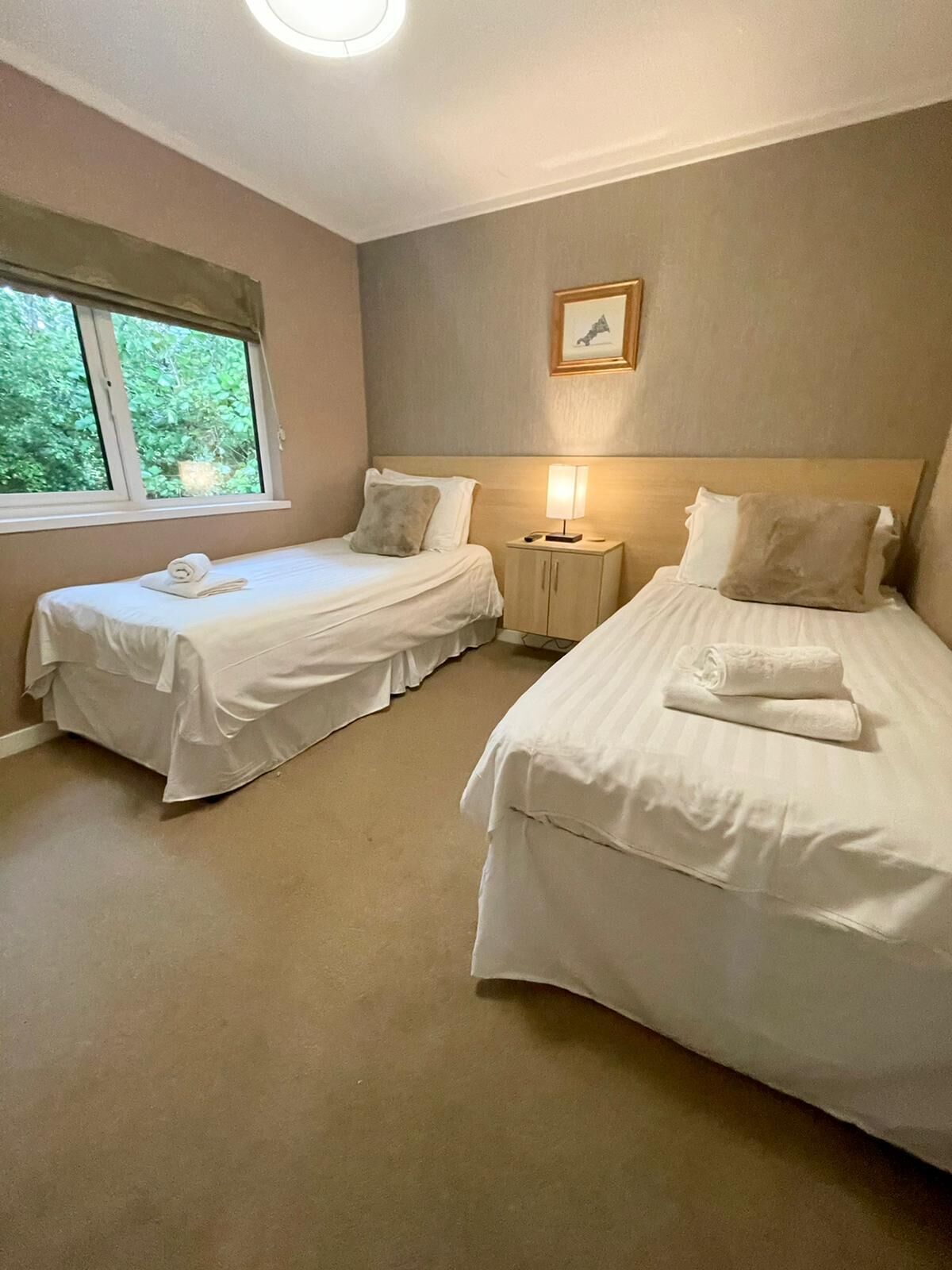 3 soverom, strykejern/-brett, internettilgang og sengetøy