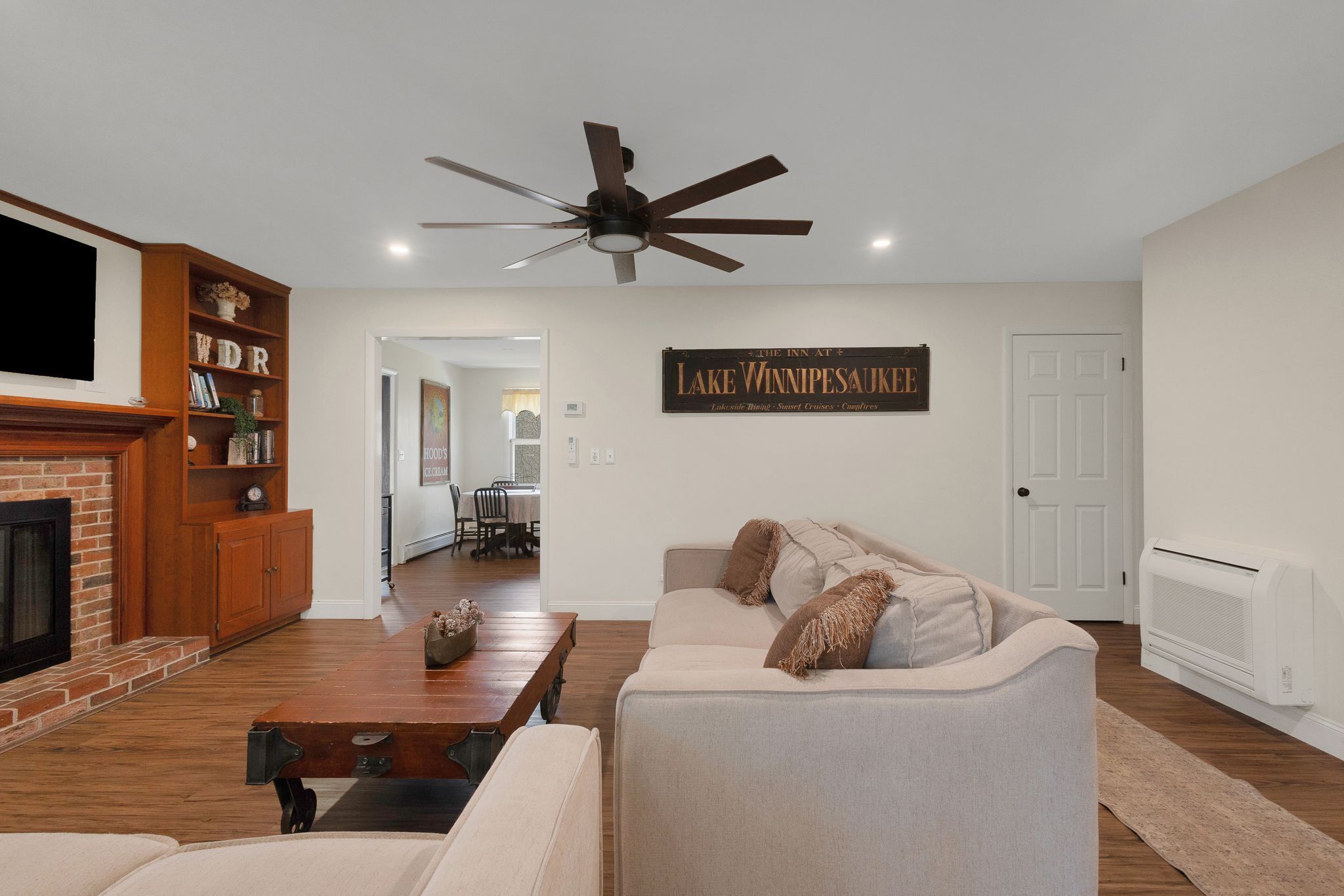 Smart-TV, Videospiele, DVD-Player, Tischfußball