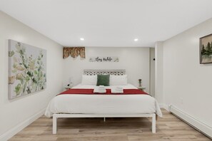 5 chambres, bureau, fer et planche à repasser, lit de bébé portatif