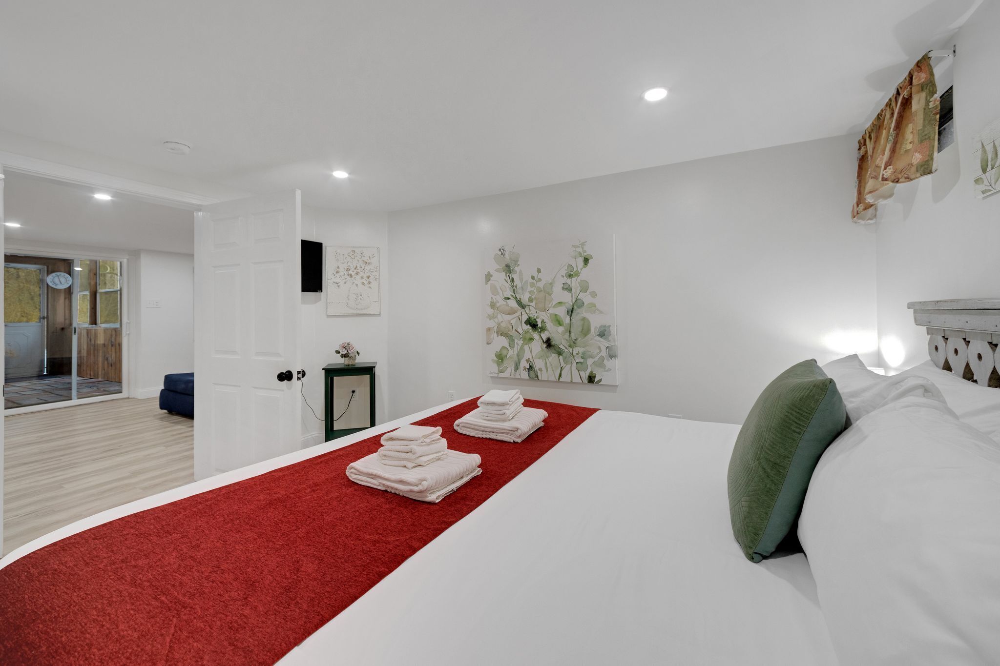 5 間睡房、書桌、熨斗/熨衫板、可攜式嬰兒床