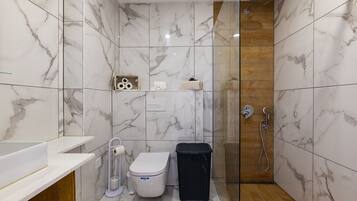 Dusche, Haartrockner, Seife, Shampoo