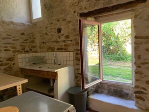 Baignoire, sèche-cheveux, savon, papier toilette