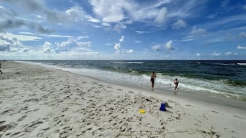Plage, chaises longues