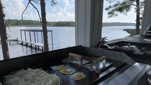 Ett kök med en grill, ägg och strimlad potatis.