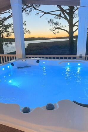Outdoor spa tub - Dockside Paradise!- Kayaks, Hot Tub & Private Dock–Minutes from Beaches & Dining (Pensacola)
