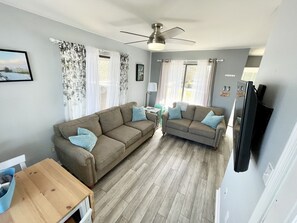 Een smart-tv, een dvd-speler, een stereo en een computerscherm