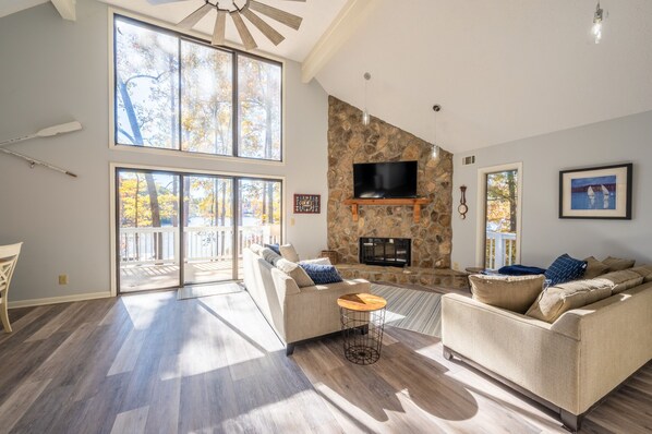 Smart TV, fireplace - Sugar Creek Retreat Awaits You (Buckhead)