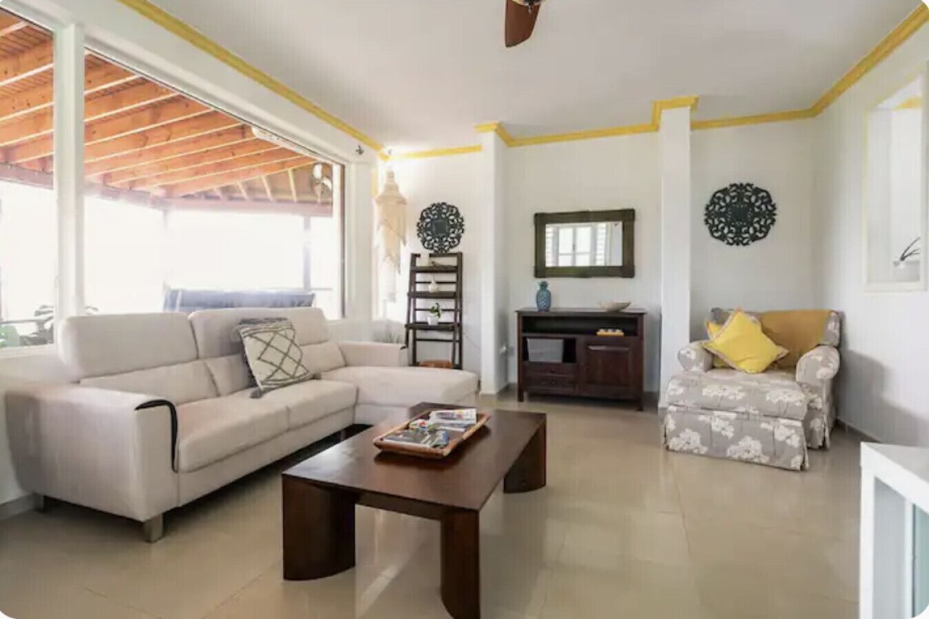 Een smart-tv, boeken, een stereo en een kantoor