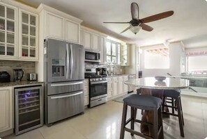 Jääkaappi, mikroaaltouuni, uuni, liesi