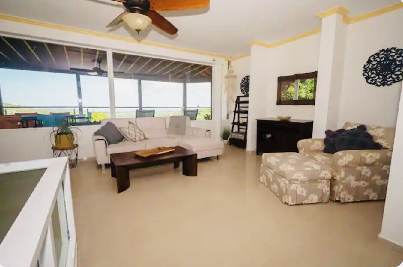 Smart TV, books, stereo, offices