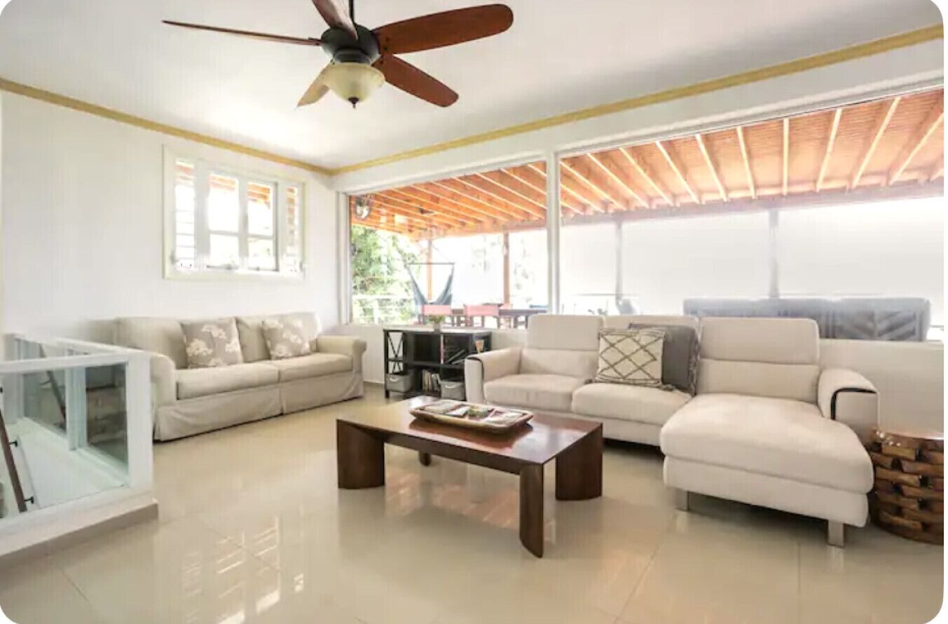 Smart TV, books, stereo, offices