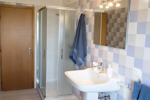 Dusche, Haartrockner, Bidet, Handtücher