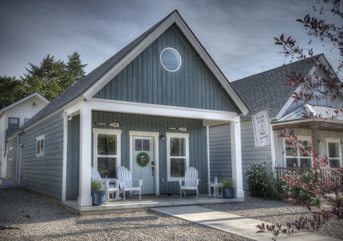 Cozy Nautical Cottage ~  2BD/ Sleeps 6 / 1 Mi to Lake/ Free Shuttle / Video Tour