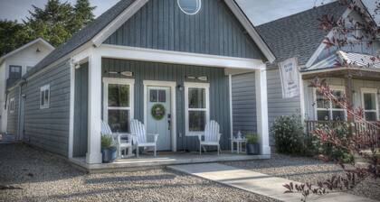 Cozy Nautical Cottage ~ 2BD/ Sleeps 6 / 1 Mi to Lake/ Free Shuttle / Video Tour