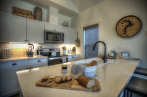 Fridge, microwave, oven, stovetop - Cozy Nautical Cottage ~  2BD/ Sleeps 6 / 1 Mi to Lake/ Free Shuttle / Video Tour (Sandpoint)