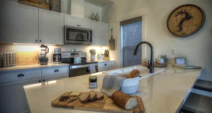 Cozy Nautical Cottage ~ 2BD/ Sleeps 6 / 1 Mi to Lake/ Free Shuttle / Video Tour