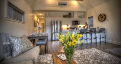 Cozy Nautical Cottage ~ 2BD/ Sleeps 6 / 1 Mi to Lake/ Free Shuttle / Video Tour