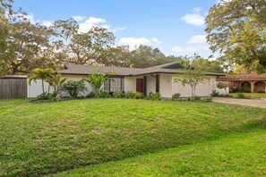Exterior - Sunny Oasis: Bright, Private and Beautiful Retreat!
Magnolia Rentals (Sarasota)