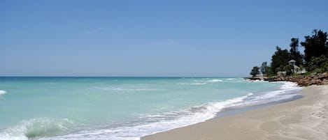 Playa en los alrededores, camastros y toallas de playa