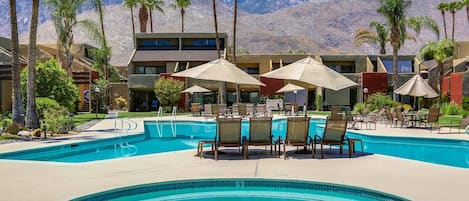 Una piscina al aire libre, una piscina climatizada
