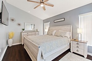 5 chambres, fer et planche à repasser, lit de bébé portatif
