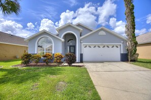 Exterior - Discover magic just 9 mins away! Spacious 5-bed Kissimmee retreat, pool and spa (Kissimmee)