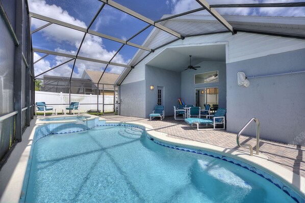 Outdoor pool, a heated pool - Discover magic just 9 mins away! Spacious 5-bed Kissimmee retreat, pool and spa (Kissimmee)