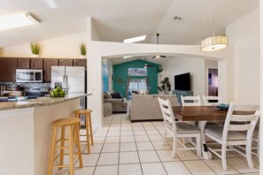 Dining - Discover magic just 9 mins away! Spacious 5-bed Kissimmee retreat, pool and spa (Kissimmee)