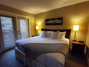 1 Schlafzimmer, Zimmersafe, Schreibtisch, Bügeleisen/Bügelbrett