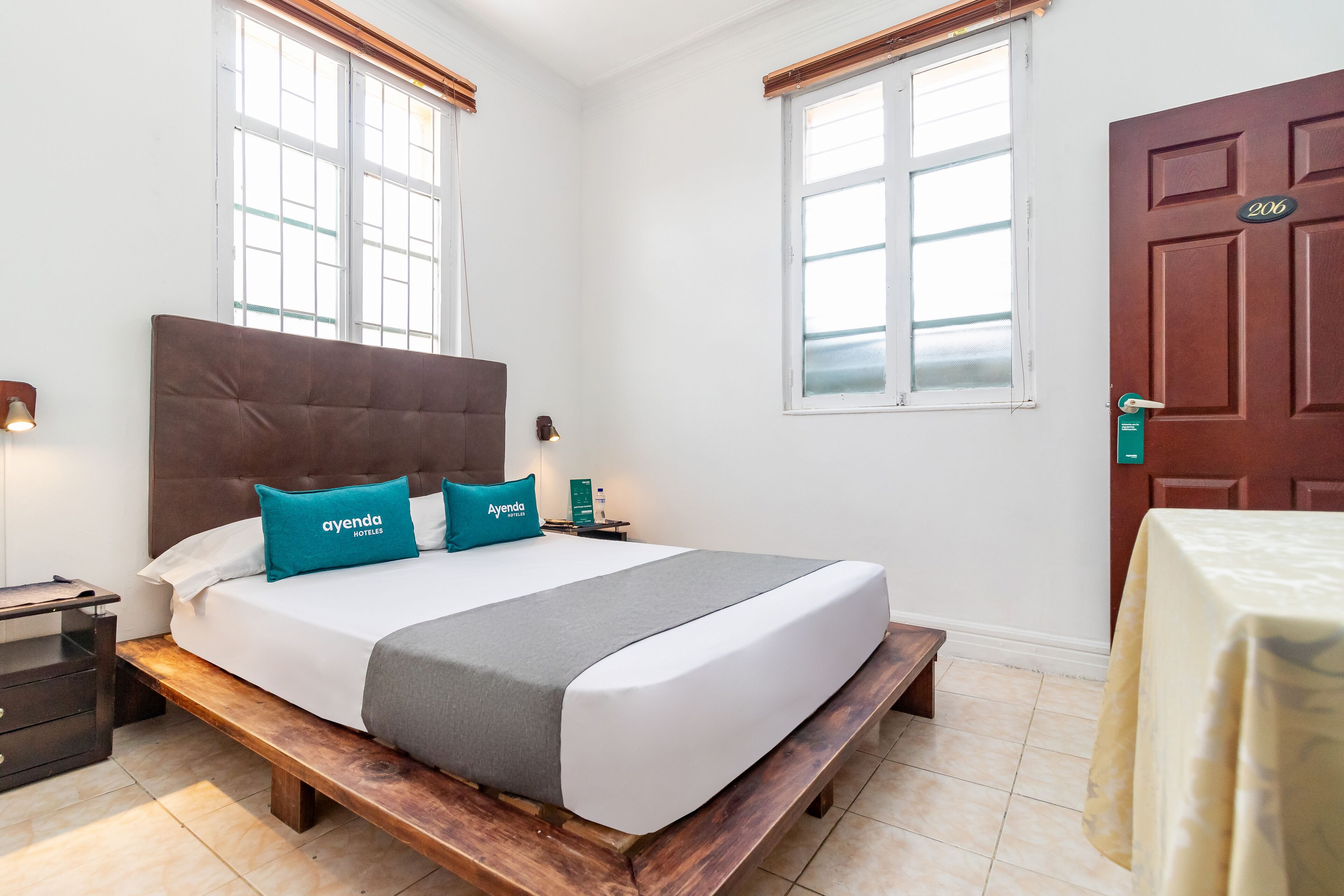 Ropa de cama hipoalergénica y escritorio 