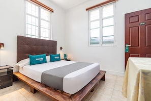 Quarto casal econômico | Roupas de cama antialérgicas, escrivaninha