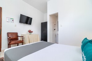 Habitación doble económica | Ropa de cama hipoalergénica y escritorio 