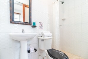 Ein Badezimmer mit Waschbecken, Toilette und Dusche.