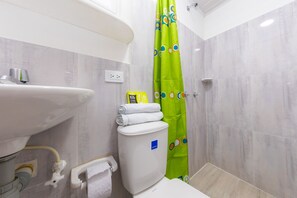 Standard Double Room | Bathroom - Ayenda Vegas Sergio (Medellín)