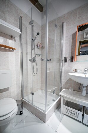 Douche, sèche-cheveux, serviettes fournies, savon