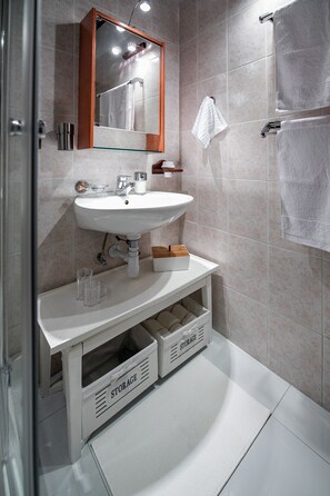 Dusche, Haartrockner, Handtücher, Seife