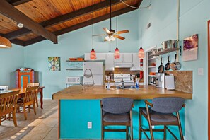 Kylskåp, mikrovågsugn, ugn och spishäll