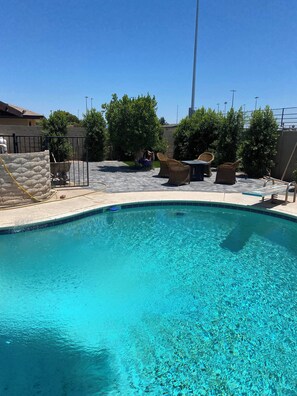 Una piscina al aire libre