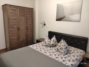 1 habitación, tabla de planchar con plancha, wifi gratis y ropa de cama 