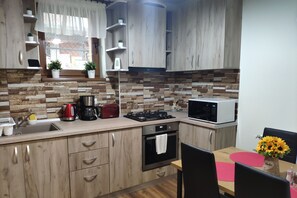 Refrigerador, microondas, horno y cafetera y tetera 