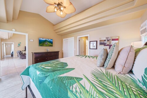 Amazing Oceanfront with Pool and Hot Tub. Surf and Swim Right out Front!