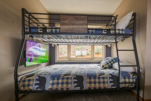 2 habitaciones, escritorio y tabla de planchar con plancha 